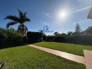 Lloguer Casa aparellada a El Águila. Alquiler anual  vivienda pareada con jardín en una de las zonas