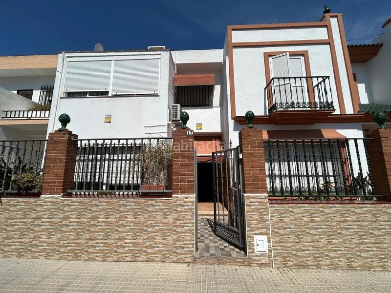 Foto 2b76209f-a3c5-439d-866f-0ddae8a4bec6. Casa adosada amplia casa adosada con terraza soleada y plaza de garaje en San Fernando