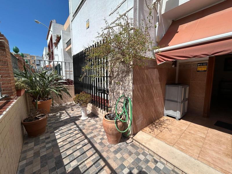 Foto 2ecf55f1-fa82-4c28-b6e9-a702451478c1. Casa adosada amplia casa adosada con terraza soleada y plaza de garaje en San Fernando