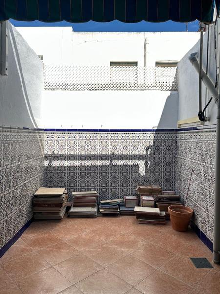 Foto 5b8e5444-62f5-4a6b-8999-18eabb74373f. Casa adosada amplia casa adosada con terraza soleada y plaza de garaje en San Fernando