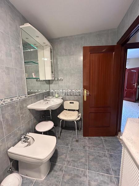 Foto 8405e3fb-b863-4de2-ba67-00b7382f6d2f. Casa adosada amplia casa adosada con terraza soleada y plaza de garaje en San Fernando