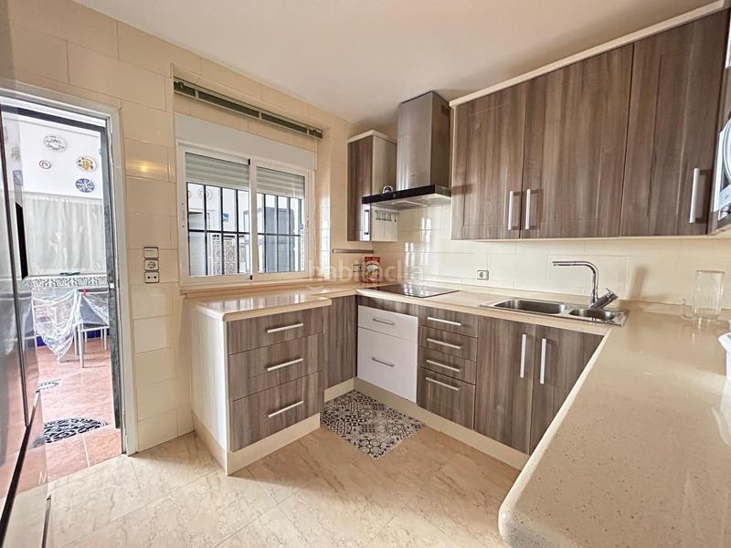Foto c2dd95de-87b6-4985-9bb6-91cd9c8d20f5. Casa adosada amplia casa adosada con terraza soleada y plaza de garaje en San Fernando