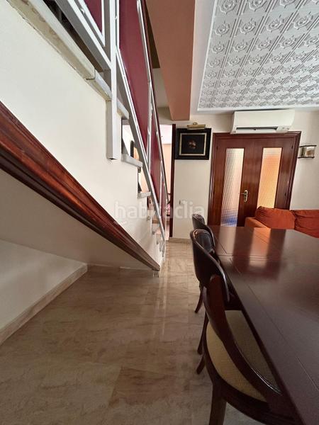 Foto d536c3e9-a87c-4d25-84a8-c4320f9f6e15. Casa adosada amplia casa adosada con terraza soleada y plaza de garaje en San Fernando