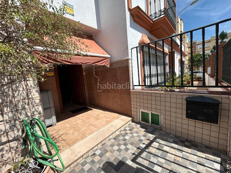 Foto df7fde4b-06fb-4bc3-8187-81e6b1c8e5a5. Casa adosada amplia casa adosada con terraza soleada y plaza de garaje en San Fernando