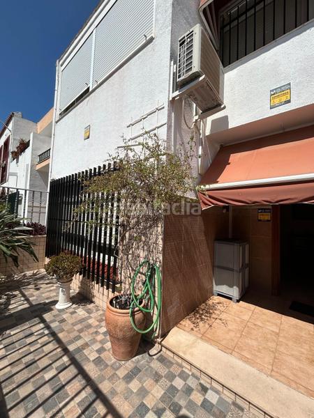 Foto e7bc96c0-b50c-4690-8047-9fee7f1c1933. Casa adosada amplia casa adosada con terraza soleada y plaza de garaje en San Fernando