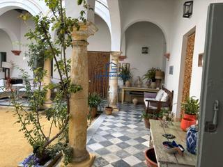 Rent House in Casco Histórico - Zona Alta. Casa palacio con piscina privada y garajes junto a la prioral  a