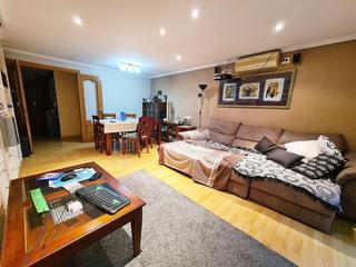Miete Etagenwohnung  Calle ausias march. Vivienda con 3 dormitorios centro