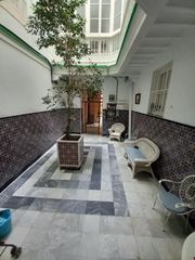 Flat in Centro Histórico. Casa señorial de 1888 en pleno centro de cádiz con opcion a divi
