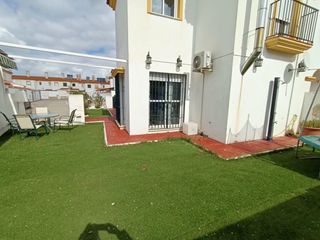Maison jumelée à Las Canteras. Se vende amplio y luminoso adosado con gran patio