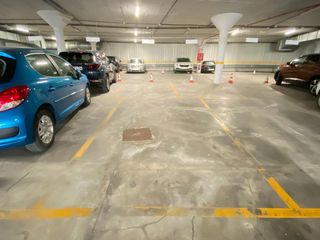 Aparcament cotxe a Puntales - Zona Franca. Plaza de garaje para coches grandes