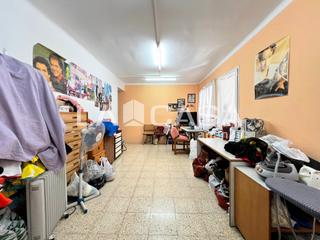 Local commercial  Carrer d'andrés segovia. Whatsapp rita 6.8. 3.6. 3.4. 3.4. 3.