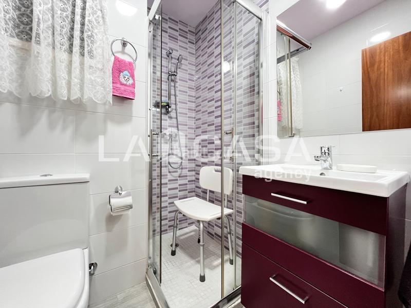 Foto 93a273b3-d31b-4dee-afc2-88eccc92fcb9. Piso se vende vivienda de 60m útiles ubicada en una segunda planta real con ascensor, en una finca tranquila de la zona de Congrés bad en Badalona
