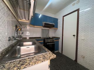 Pis  Carrer de vista alegre. Tres habitaciones, cocina independiente