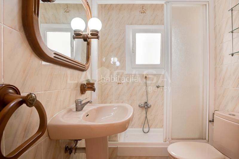 Foto 4074534a-66c3-497e-8796-67ee0cd9ee6b. Àtic a Sants Barcelona