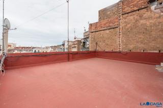Appartement à El Poble Sec - Parc de Montjuïc. Piso de 4 habitaciones con balcón y ascensor en finca modernista