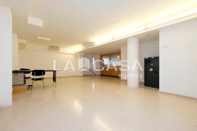 Foto adf3260b-c5b2-4fa4-9311-791518a9011f. Local comercial local muy amplio. local con muchas posibilidades en Barcelona