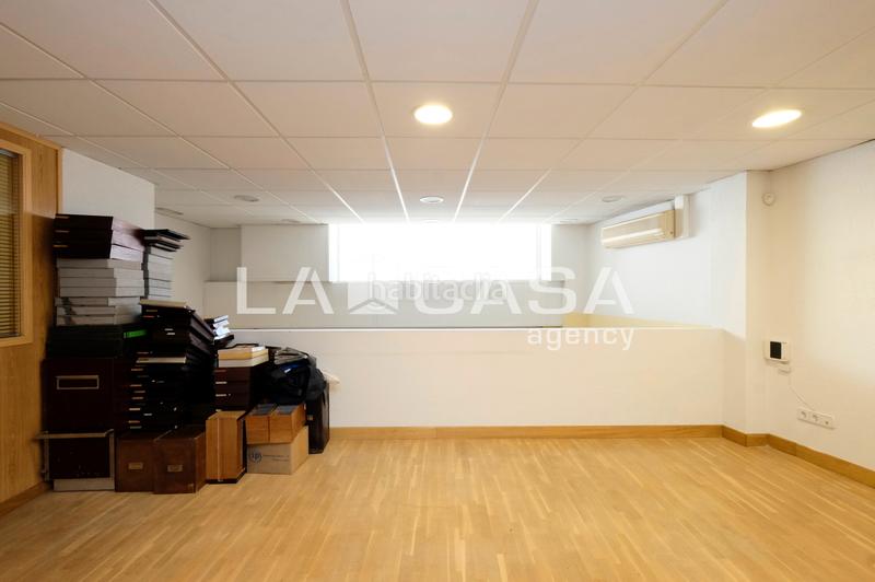 Foto ddfabf2b-7b4e-430a-ac98-8b1e46be1d04. Local comercial local muy amplio. local con muchas posibilidades en Barcelona