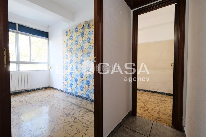 Foto ac00b936-9a83-4cc7-a915-b4f821a19e1a. Piso en Turó de la Peira Barcelona