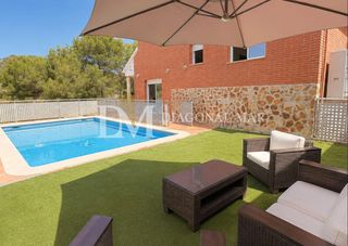 House in Castellet i la Gornal. Magnífica vivienda independiente de 301 m2 en la zona de els ros