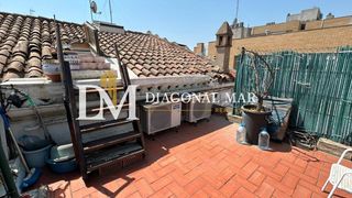 Dúplex a Sant Adrià Nord. Casa de dos plantas con terraza y amplia buhardilla.