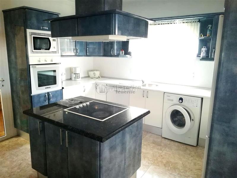 Foto 003b7620-4d6a-49c8-a5d0-9d239f2e80d7. Casa se vende en Buzanada chalet independiente de 3 plantas! en Arona