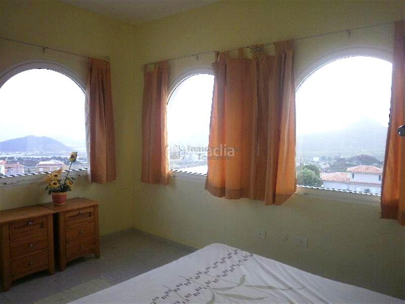 Foto 0fec3062-ee10-49f6-81f6-f21b8c545b66. Casa se vende en Buzanada chalet independiente de 3 plantas! en Arona