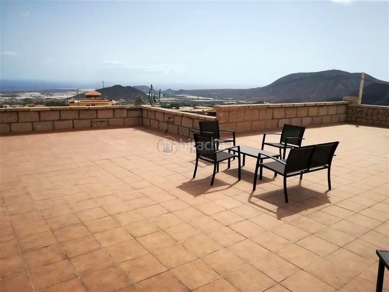 Foto 39cf817c-f81e-42aa-899a-9cadb9370942. Casa se vende en Buzanada chalet independiente de 3 plantas! en Arona