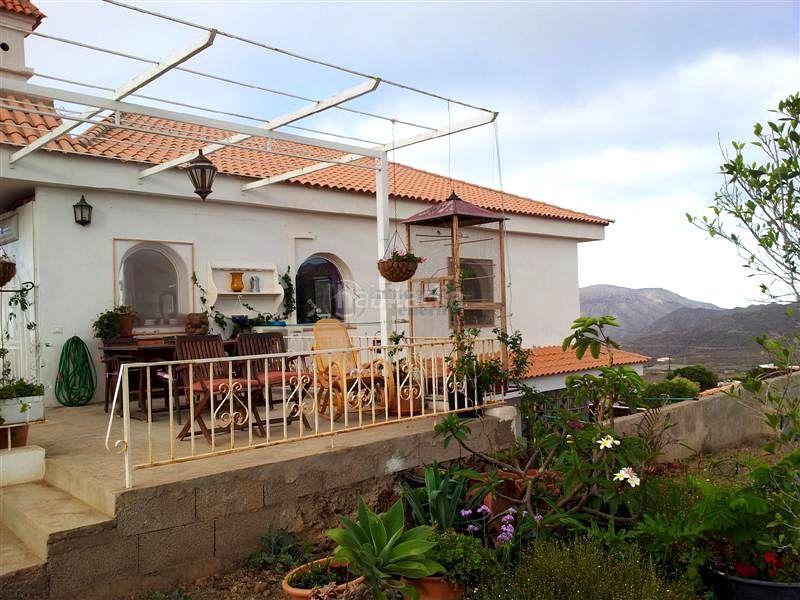 Foto a421fff1-264c-434a-8a42-37f2a74f15b7. Casa se vende en Buzanada chalet independiente de 3 plantas! en Arona