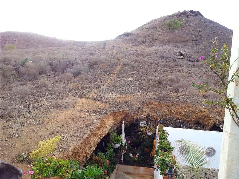 Foto ba9334a2-617a-4b1d-9698-d8f3695dba54. Casa se vende en Buzanada chalet independiente de 3 plantas! en Arona