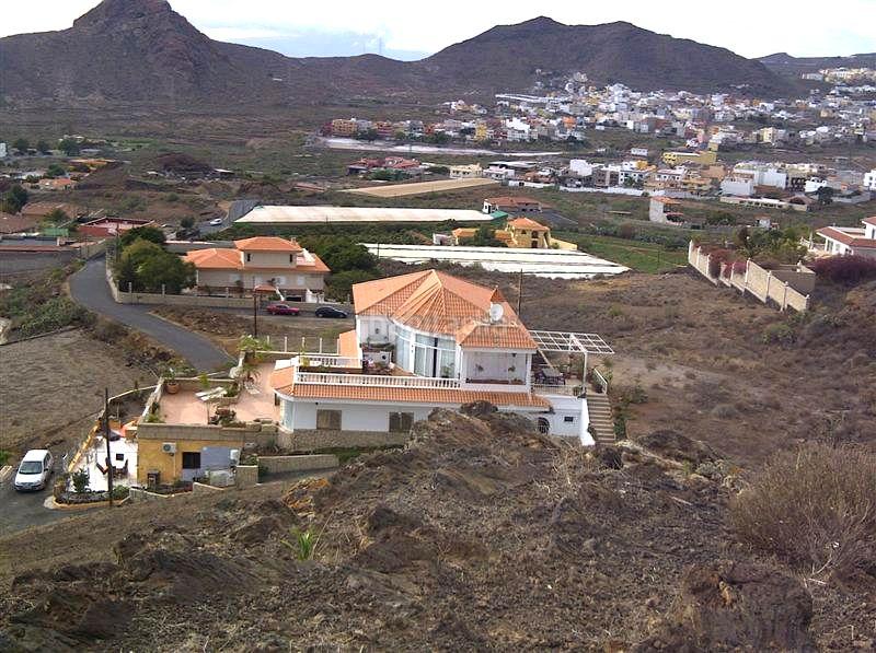 Foto c2ea9950-ae38-4076-ad2d-ad45d17431ac. Casa se vende en Buzanada chalet independiente de 3 plantas! en Arona