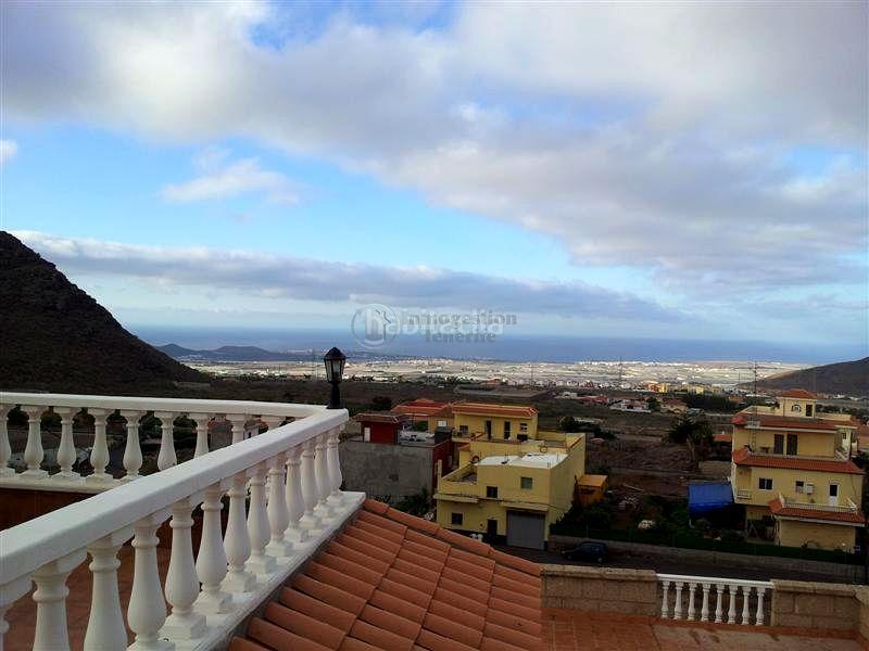 Foto c58f548b-4598-4c6a-b974-4da95becc6ae. Casa se vende en Buzanada chalet independiente de 3 plantas! en Arona