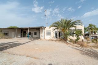 Masia a N/a. ?? casa de campo con nave, oficinas y establos junto al polígono