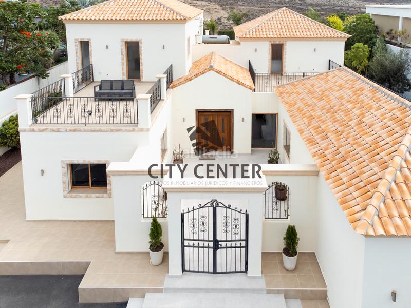 Foto 252d81d2-7fe9-4cc4-a686-e41d7216b2aa. Xalet amb aparcament piscina a La Caleta Adeje