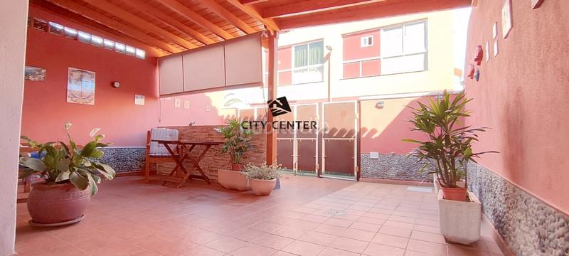 Foto 01f7e92a-e481-4c1e-aeb9-a1885b3189b7. Casa adossada amb aparcament a Las Rosas Arona