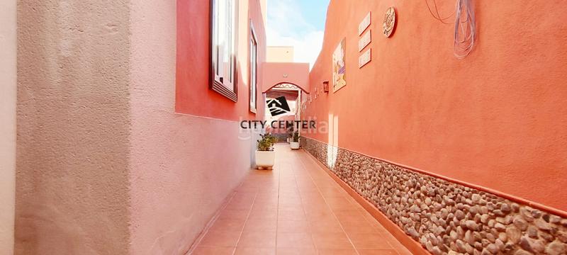 Foto f4fb93de-2cbd-456c-83bd-d853242f524d. Casa adossada amb aparcament a Las Rosas Arona