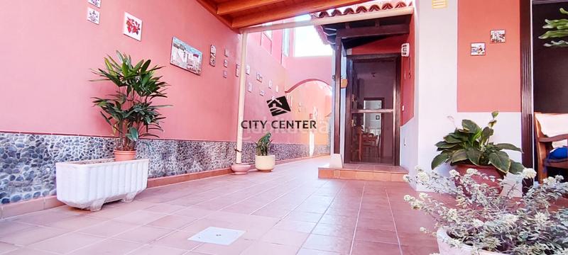 Foto d547d5de-2baa-4d95-a80a-bd156697bc78. Reihenhaus mit parking in Las Rosas Arona