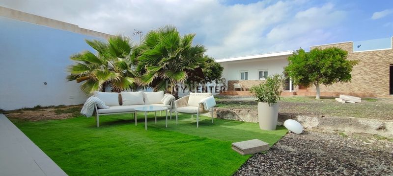 Foto c167eb28-f2f2-4aff-bd27-5d8026db370a. Xalet amb aparcament a Arico