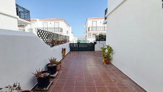 Semi detached house in Arico. Estupendo adosado en abades a pocos metros del mar. ¡con patio,