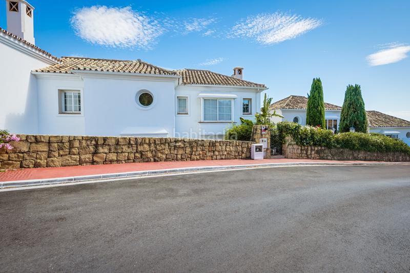 Foto b59fecca-8246-44df-8cf6-a34c043ecdae. Casa pareada casa familiar con vistas panorámicas hill club en Marbella