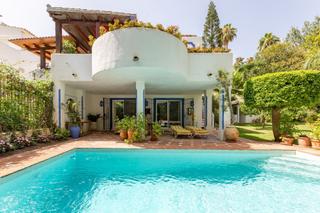 Maison jumelée à Nagüeles Alto. Adosada de estilo andaluz con piscina privada, milla de oro, mar