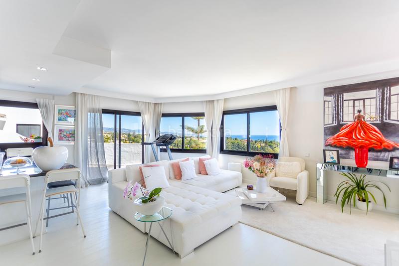 Foto 0ad94d0e-feba-4f8d-8648-7517c9689d41. Ático  con vistas panorámicas al mar y a la montaña, coto real, milla de oro en Marbella