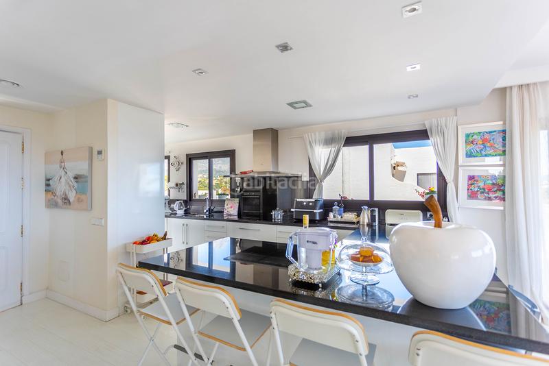 Foto 43d49e2d-58be-4386-9fd5-429bb1da5009. Ático  con vistas panorámicas al mar y a la montaña, coto real, milla de oro en Marbella