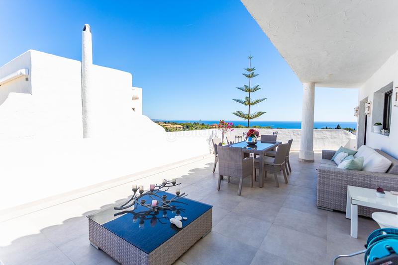 Foto c20ccc63-1f3a-4397-82bd-2074e3ac99bd. Ático  con vistas panorámicas al mar y a la montaña, coto real, milla de oro en Marbella