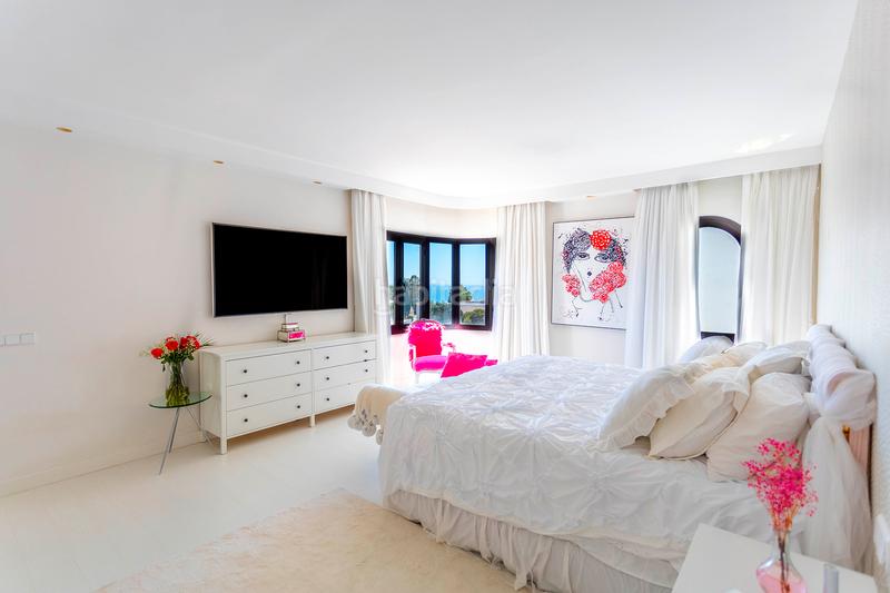 Foto e4311a8b-e85a-43ef-b4f0-793f56e4a615. Ático  con vistas panorámicas al mar y a la montaña, coto real, milla de oro en Marbella