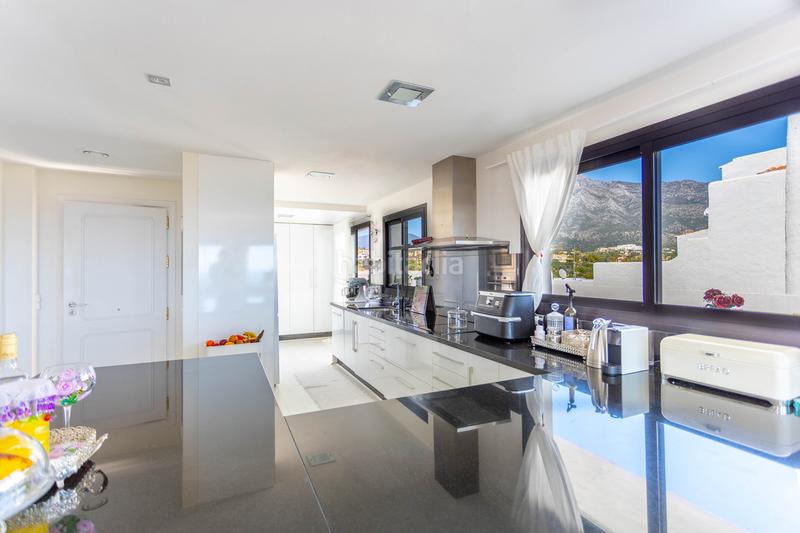 Foto e7fe07b7-142e-4533-b208-875d47b6ba3f. Ático  con vistas panorámicas al mar y a la montaña, coto real, milla de oro en Marbella