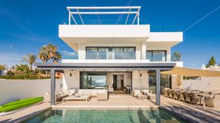 Casa a Costabella. Villa en primera línea con acceso directo al mar en costabella,