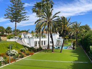 Casa a Nueva Atalaya. Villa de diez dormitorios en nueva atalaya, estepona