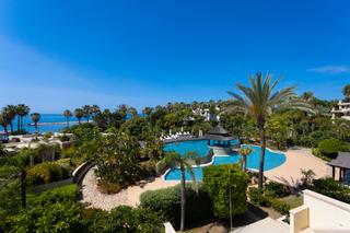 Apartament a Puerto Banús. Apartamento de lujo en primera línea de playa en laguna de banús