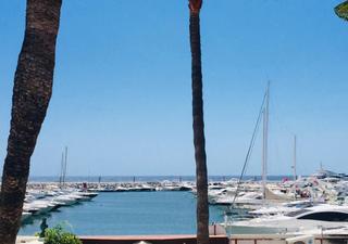 Appartement à Puerto Banús. Apartamento en primera línea con vistas al mar, puerto banús