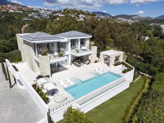 Casa en La Quinta. Villa de cinco dormitorios con vistas al mar en la quinta